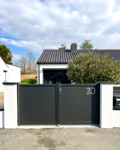 PORTAIL ALU + NUMEROTATION INOX